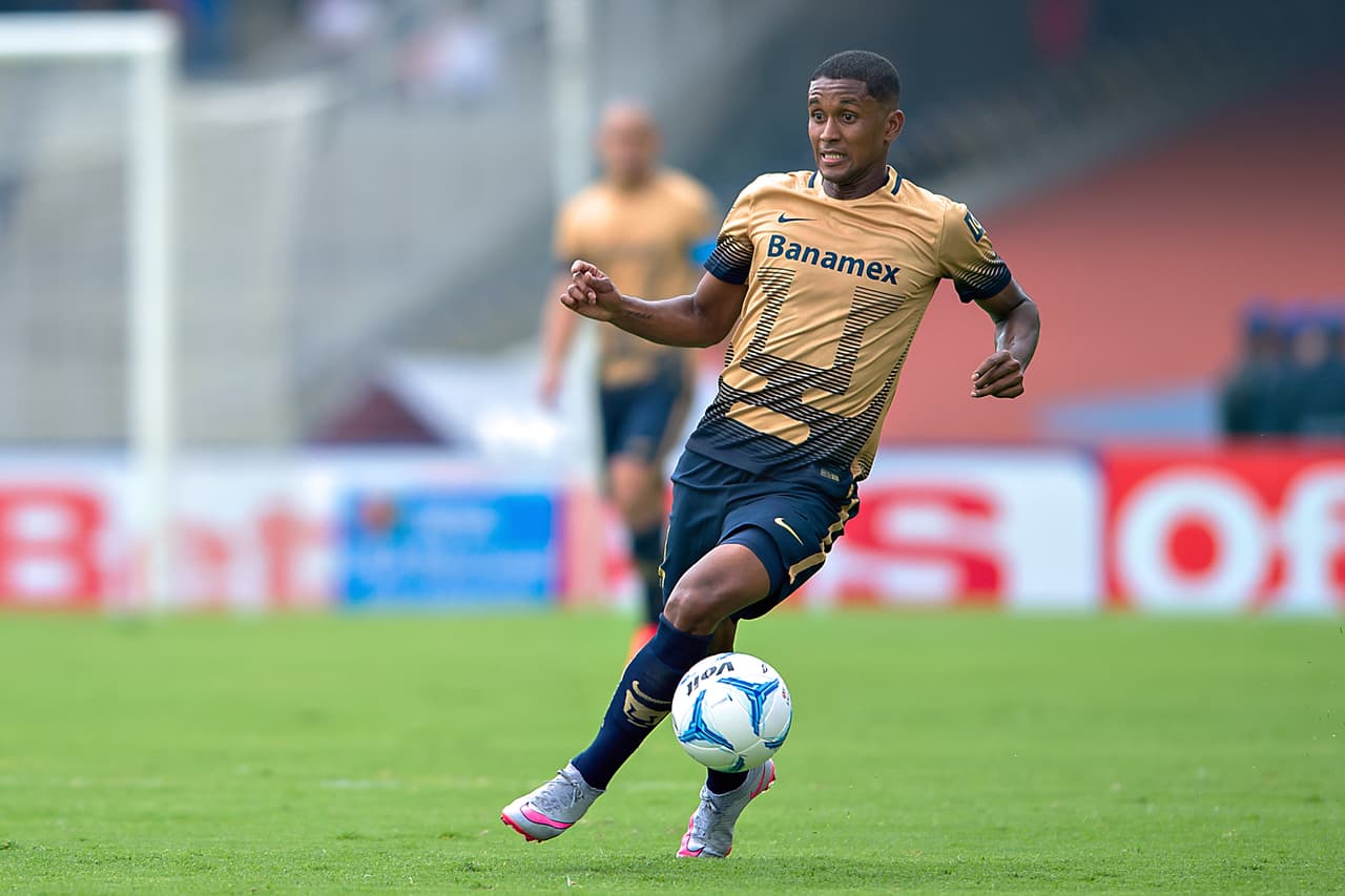 5) El juego penetrante de Fidel Martínez y Javier Cortés por las banda. Si la UNAM ha hecho 22 anotaciones algo tiene que ver con el juego de estos dos hombres que llegan por las bandas y centran siempre con gran intención.