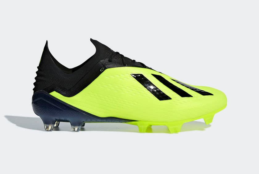 2. Adidas X: son ligeras y precisas. Sus cordones ubicados de manera inusual le dan al jugador un mayor control del balón, conduciendo y rematando.