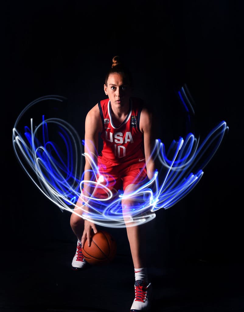 Muestra cómo las estrellas del deporte están superando tabús y encuentran un nivel de poder que se extiende a todos los aspectos de sus vidas.