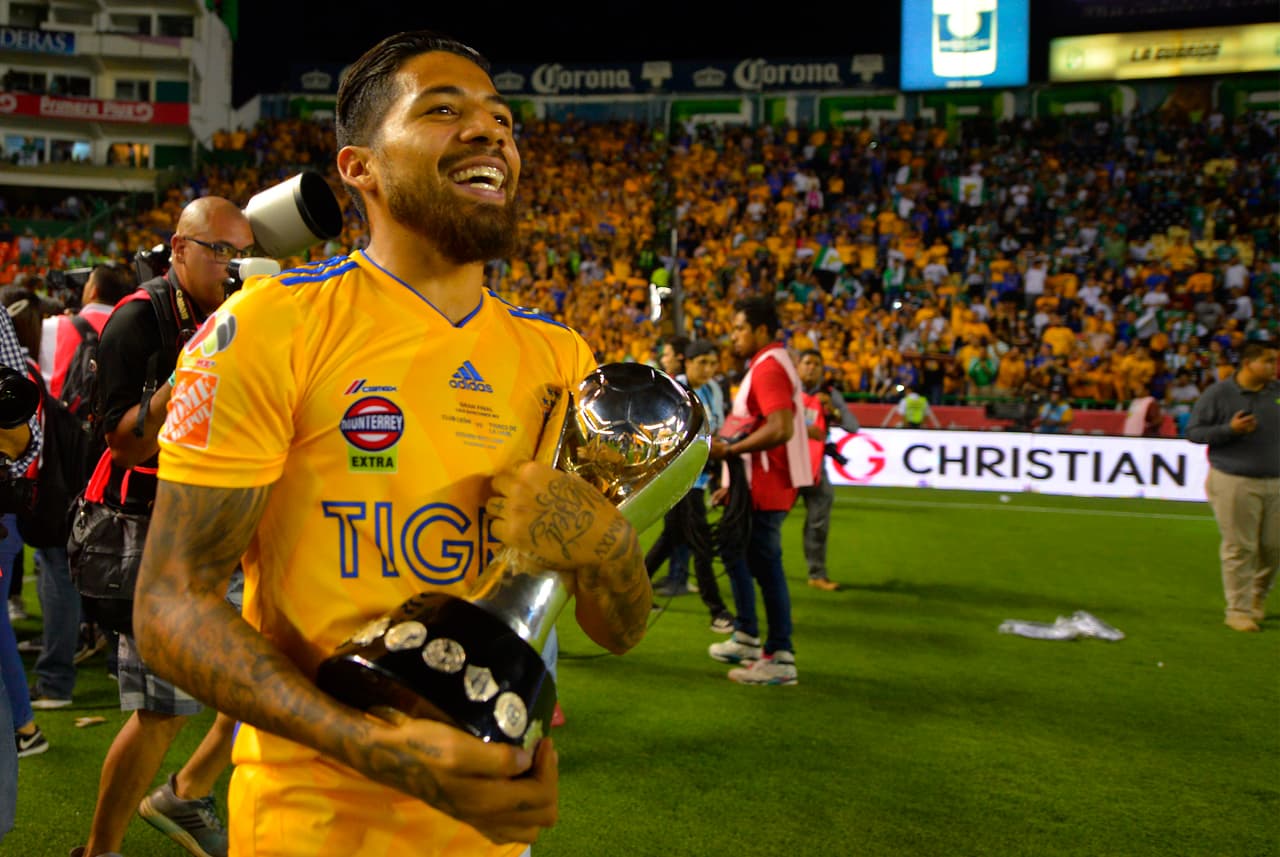 ¡Tigres se proclama Campeón del fútbol mexicano! Los felinos regiomontanos cosecharon su séptimo título de la Liga MX y se cuelan, aunque muchos se sigan negando a aceptarlo, entre los grandes del balompié azteca. Luego de superar en una Final de un solo gol a los Esmeraldas del León, así se dieron los festejos de los Tigres en patio ajeno, imágenes para el recuerdo y que hay que darse un tiempo para echarles un ojo, sobre todo la fiel afición de los felinos regios.