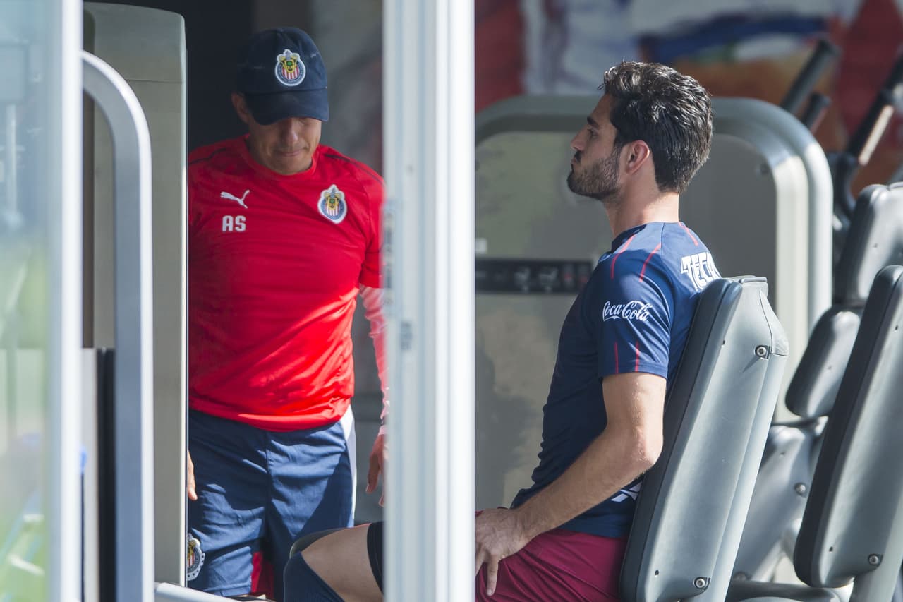 Con su más reciente contratación ya integrado de lleno a la disciplina del director técnico Tomás Boy, el repatriado desde Portugal Antonio Briseño, las Chivas del Guadalajara tuvieron otra intensa sesión de entrenamiento de cara a la próxima temporada de la Liga MX, en la cual hay un doble compromiso por eludir el tema del descenso y por reconquistar a una afición desencantada.
