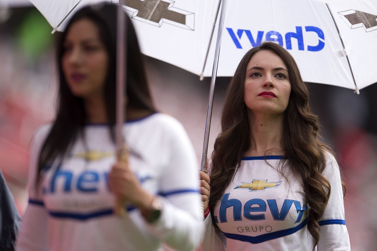 La belleza de las animadoras le dieron con su sensualidad el color a la jornada dominical en la definición de los últimos dos semifinalistas en la Liguilla del Clausira 2018.