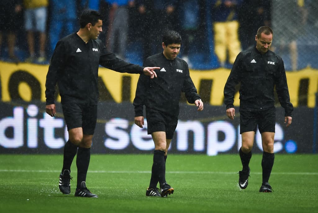 Tras la fuerte lluvia que obligó al aplazamiento del juego de ida de la final de la Copa Libertadores entre Boca Juniors y River Plate, Conmebol avaló a La Bombonera para disputar el partido, a pesar de su estado.