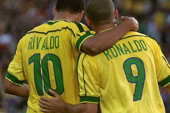 Rivaldo debutó en mundiales en 1998 en Francia, donde Brasil buscaba hilar títulos por primera vez desde 1958 y 1962. El jugador de 26 años anotó tres goles en la campaña de la Verde Amarela en tierras galas.