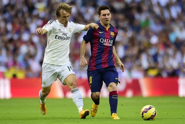 El Barcelona defendía bien y busca salir al contragolpe.