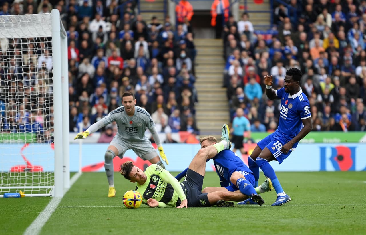 Manchester City se mantiene como líder de la Premier League aunque sufrió para vencer al Leicester City.