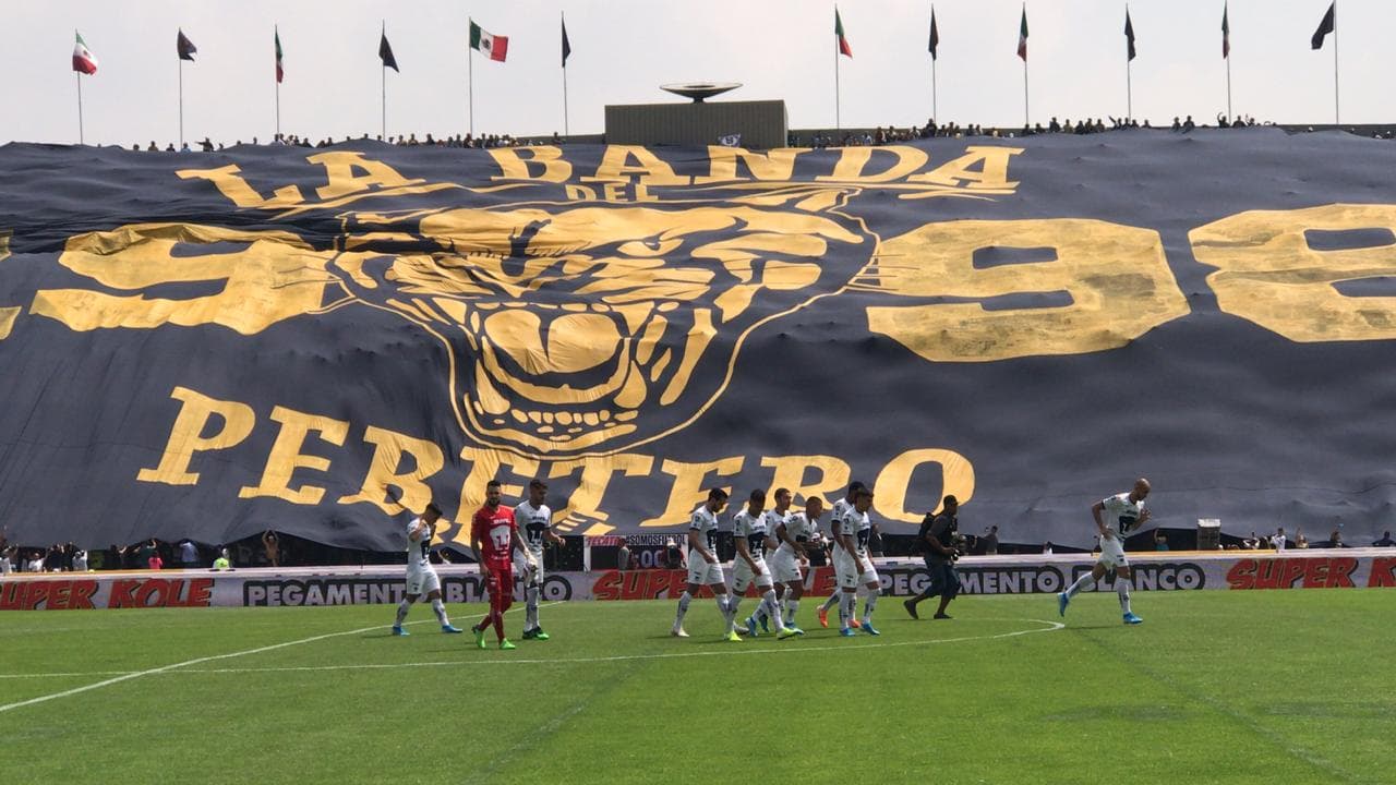 Los jugadores se retiran del campo después de entonar el himno.