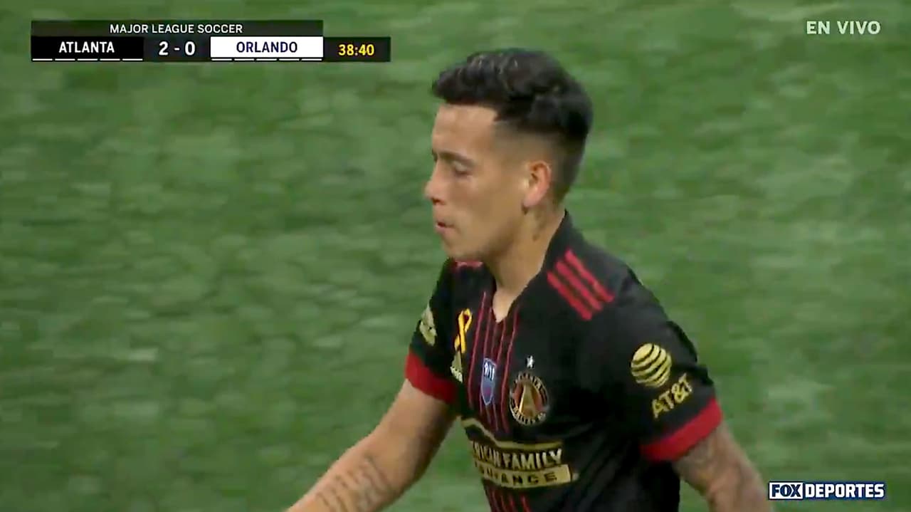 ¡Gol de carambola! Ezequiel Barco dispara y Daryl Dike anota en su propia portería