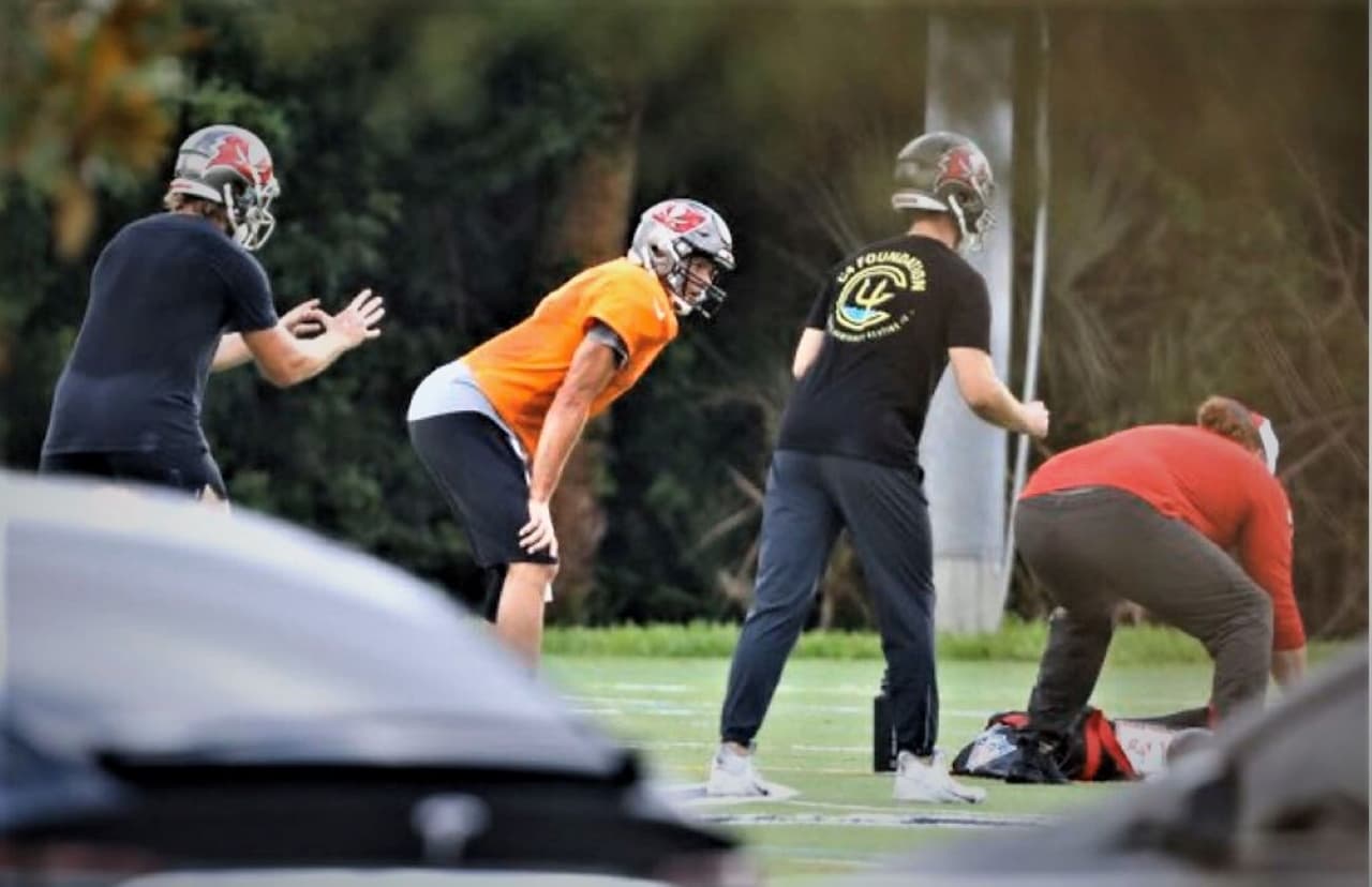 Tom Brady entrena con sus nuevos compañeros en Tampa 