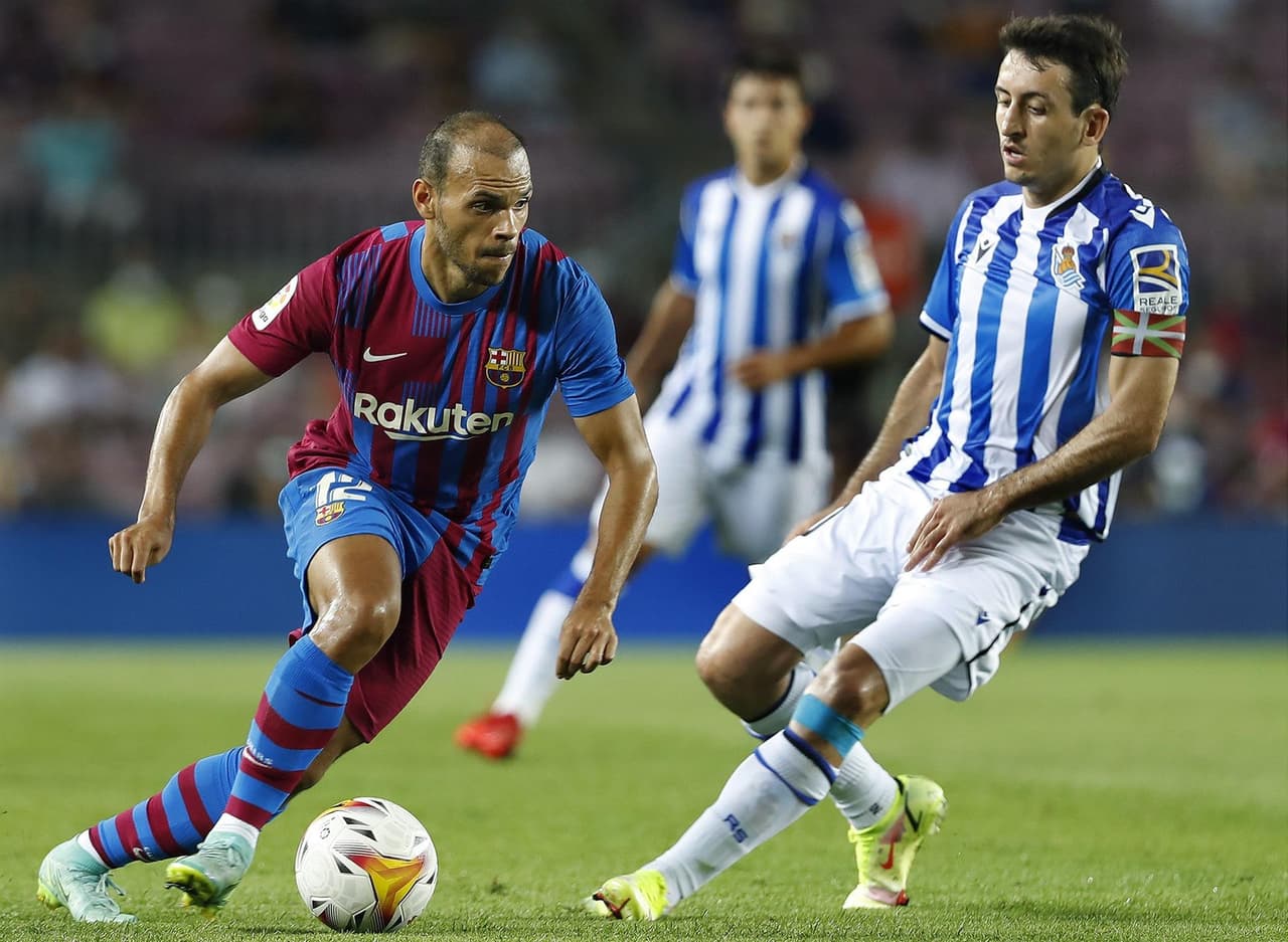 Barcelona se impone ante la Real Sociedad con un marcador de 4-2, tras la salida de Messi del Barcelona. Gerard Piqué (19') se encargo hacer el primer tanto para los culés, seguido de Martín Braithwaite con doblete, pero el equipo visitante sumó dos más por parte de Cienfuegos (82') y Oyarzabal (85'), ya al filo del partido, Sergi se encargó de hacer el cuarto tanto de la victoria.
