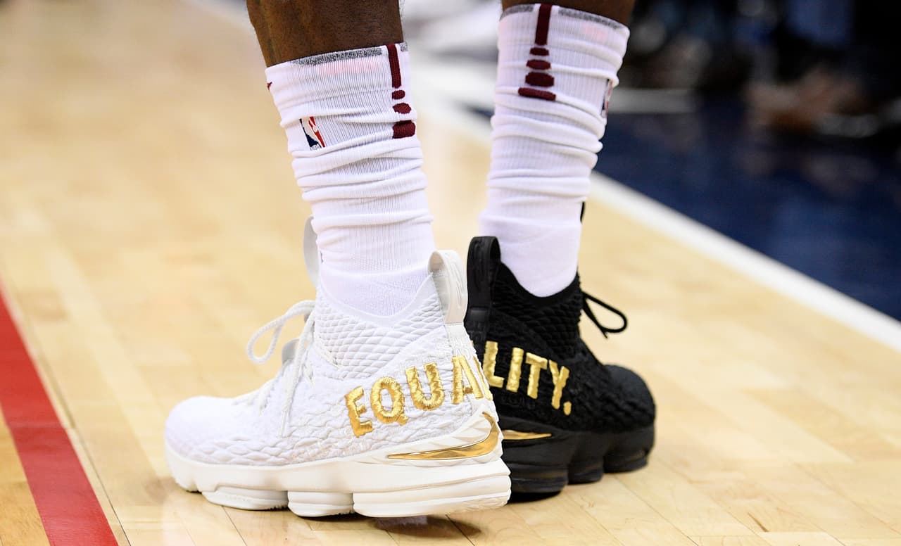 LeBron James logra tercer 'triple doble' consecutivo con zapatos especiales