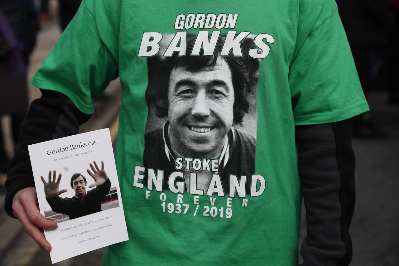 Las calles de Stoke tuvieron miles de hinchas y recuerdos como homenaje de despedida al ídolo Gordon Banks, en el funeral del arquero campeón con Inglaterra en el Mundial de 1966.