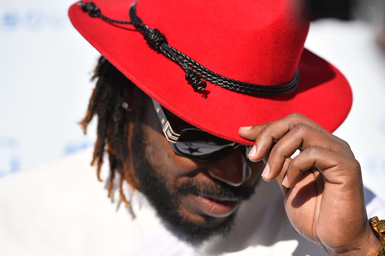 ¿Es Will I Am? No, es Chris Gayle, jamaiquino jugador de cricket, quien llegó con un atuendo que lo hizo partir plaza.