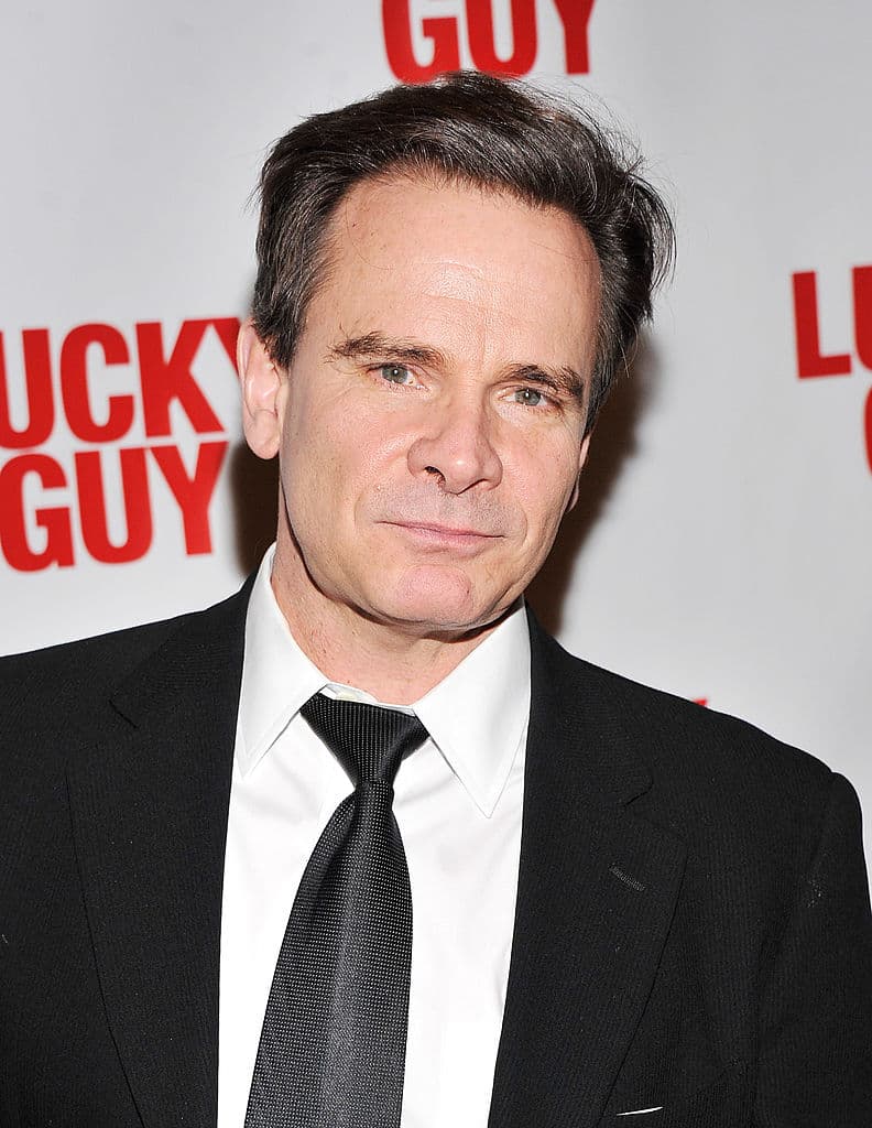 El actor Peter Scolari murió el 22 de octubre después de una batalla de dos años contra el cáncer. La estrella de "Bosom Buddies" y "Newhart" tenía 66 años.