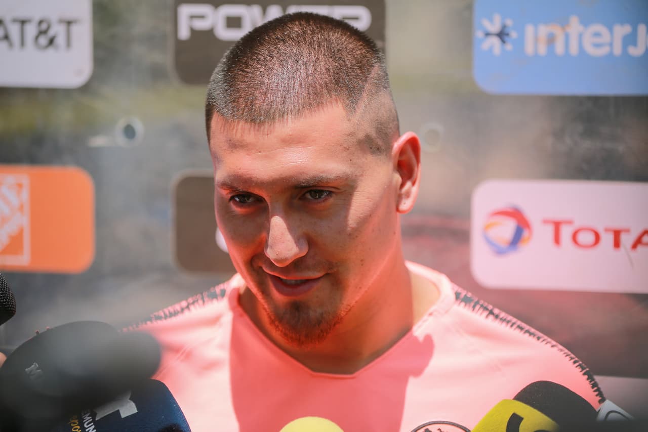 El chileno Nicolás Castillo le mostró algunos de sus secretos con el balón a su hijo, en la jornada previa al duelo con Cruz Azul por Cuartos de Final de la Liguilla donde fue centro de atención de los medios.