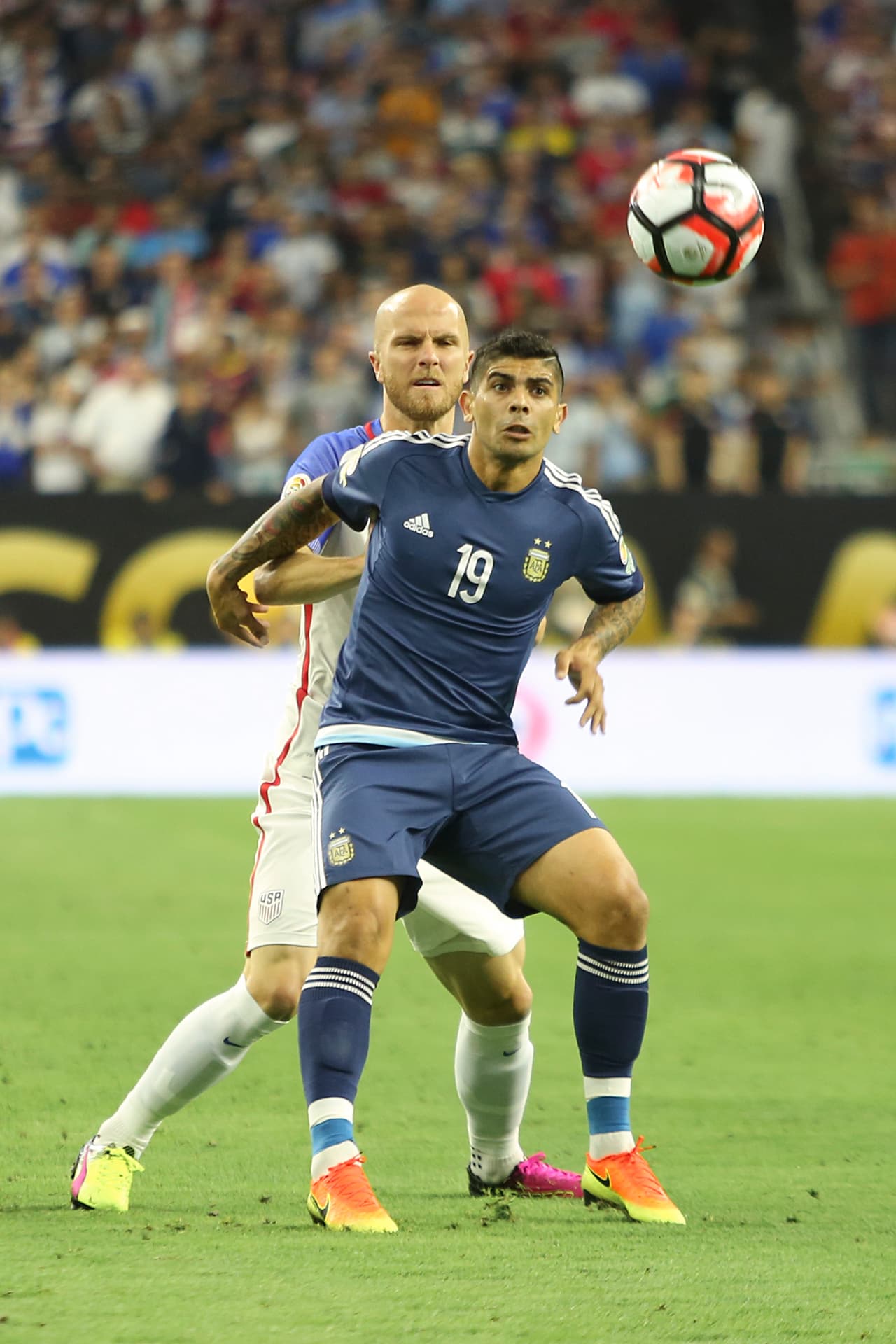 Éver Banega Edad: 27 años Club: Sevilla Veloz y peligroso. Siempre hizo daño. Antes de la final sufrió una lesión, pero se recuperó.