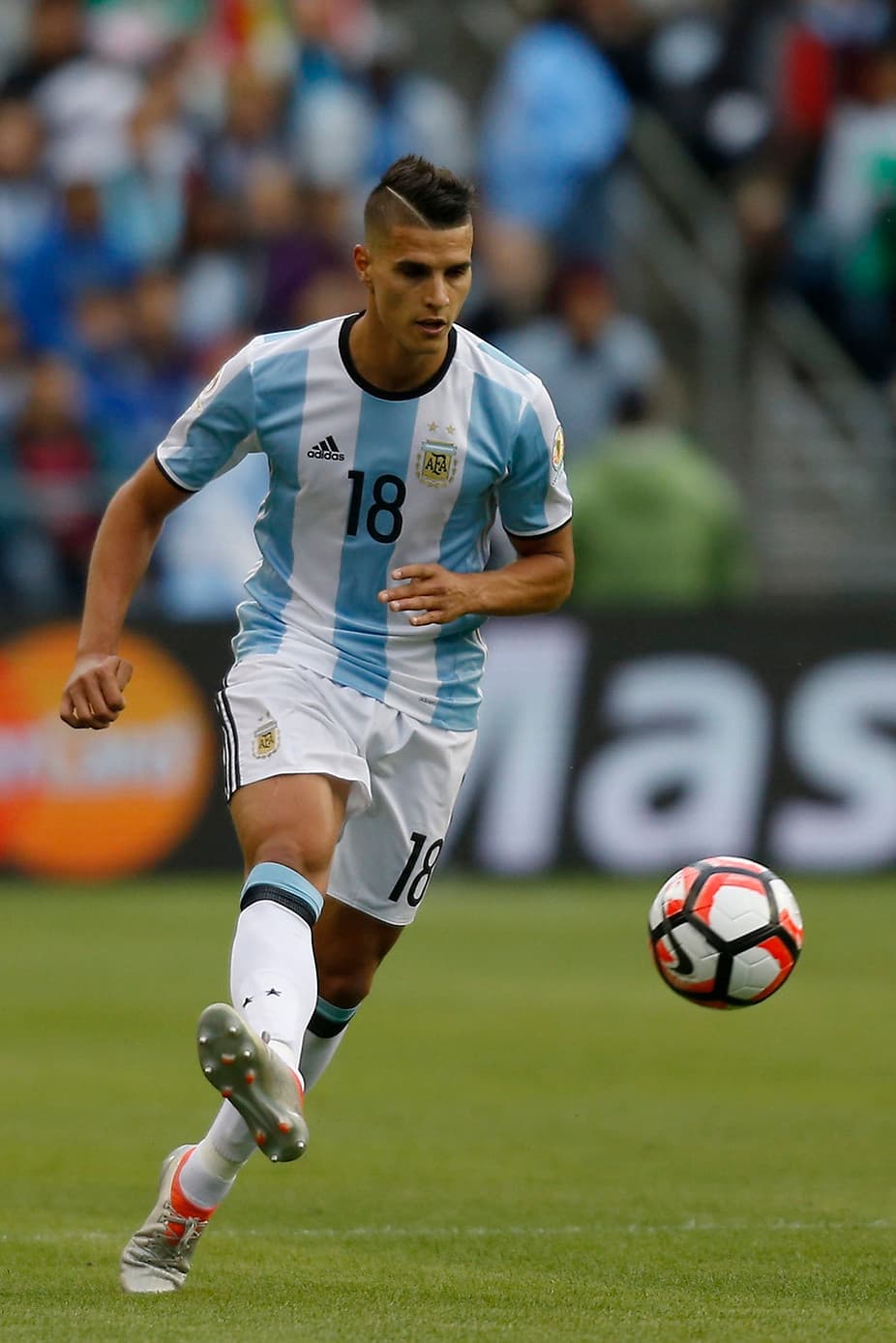 Erik Lamela Edad: 24 años Club: Tottenham Confirmó el crecimiento que tuvo en la Premier: Anotó dos golpes en la Copa América.