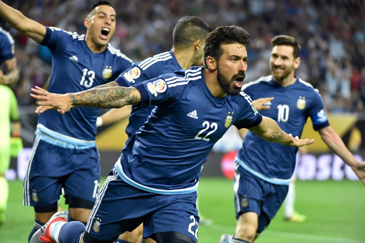 Ezequiel Lavezzi Edad: 31 años Club: Hebei Fortune Con buena actuación. Siempre peligroso e incisivo. Tuvo un accidente y se fracturó el brazo. No pudo jugar la final.