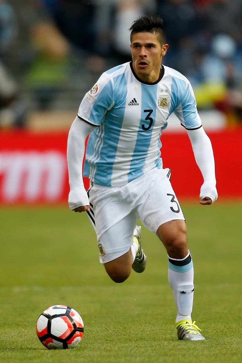 Facundo Roncaglia Edad: 29 años Club: Fiorentina Duro defensa. Siempre entró con todo, Dejó la piel en la cancha.