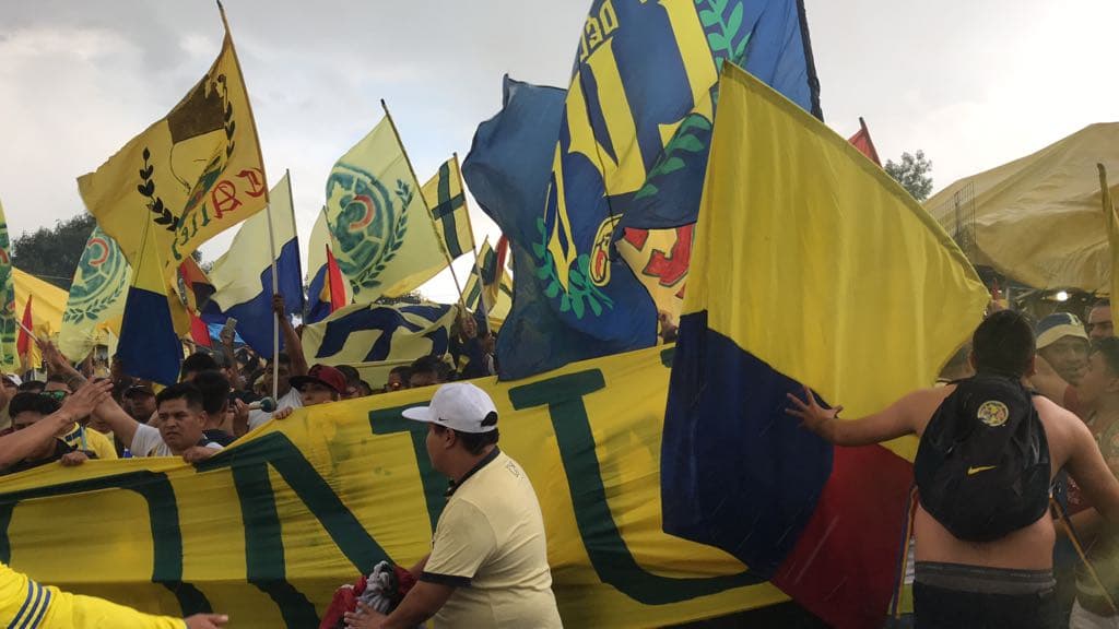 Fanáticos americanistas en las afueras del Estadio Azteca previo al partido por la segunda jornada de la Liga MX entre América y Atlas.