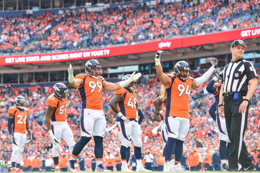 Abajo por seis puntos, Manuel lanzó un elevado pase a Amari Cooper poco después de la pausa de los dos minutos.