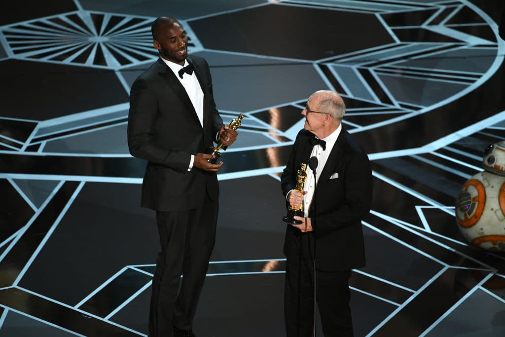 De hecho 
<i>Dear Basketball</i> ganó otros dos premios, en los Annie Awards y en el World Animation Celebration, así que no le es ajeno el éxito lejano a las duelas, así como con la venta de sus tenis Nike.