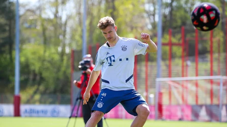 El equipo divido en seis grupos realiza ejercicios de coordinación, carreras de relevos, actividades con pelotas y anillos y, lo mejor, ¡un tiro al blanco gigante!