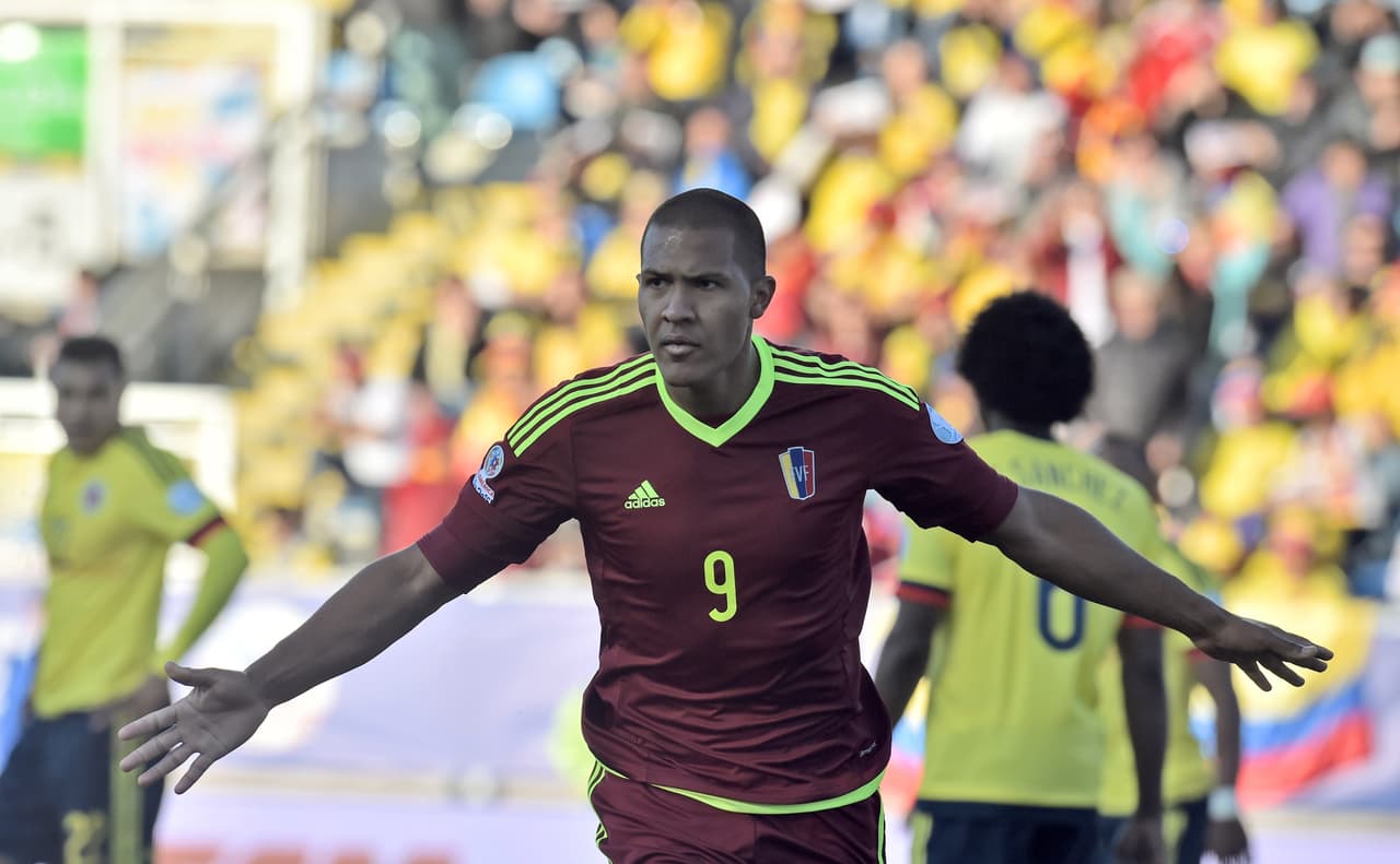 Salomón Rondón, el venezolano fue pieza clave para que los vino tintos lograran el triunfo sorpresivo ante Colombia. El atacante logró el único gol del partido con un potente cabezazo en el segundo tiempo del juego.