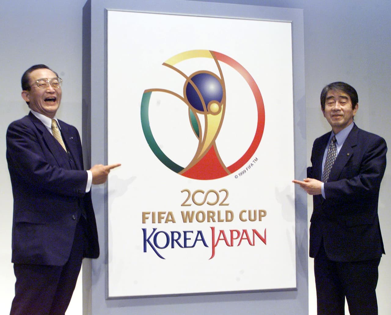 El Mundial del 2002 también se vio empañado por la decisión de hacerlo en dos sedes, la Copa Mundial de Corea-Japón fue la primera en ser realizada entre dos países.