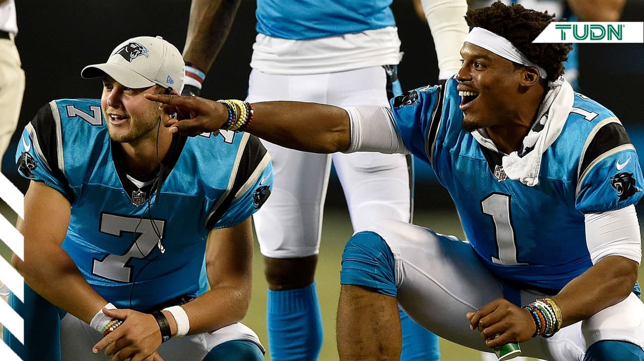 En la foto Kyle Allen, QB sustituto de los Carolina Panthers en cuclillas junto a Cam Newton, mariscal titular de los Carolina Panthers. Entre ellos dos deberá decidirse su head coach cuando estén en la semana de descanso.