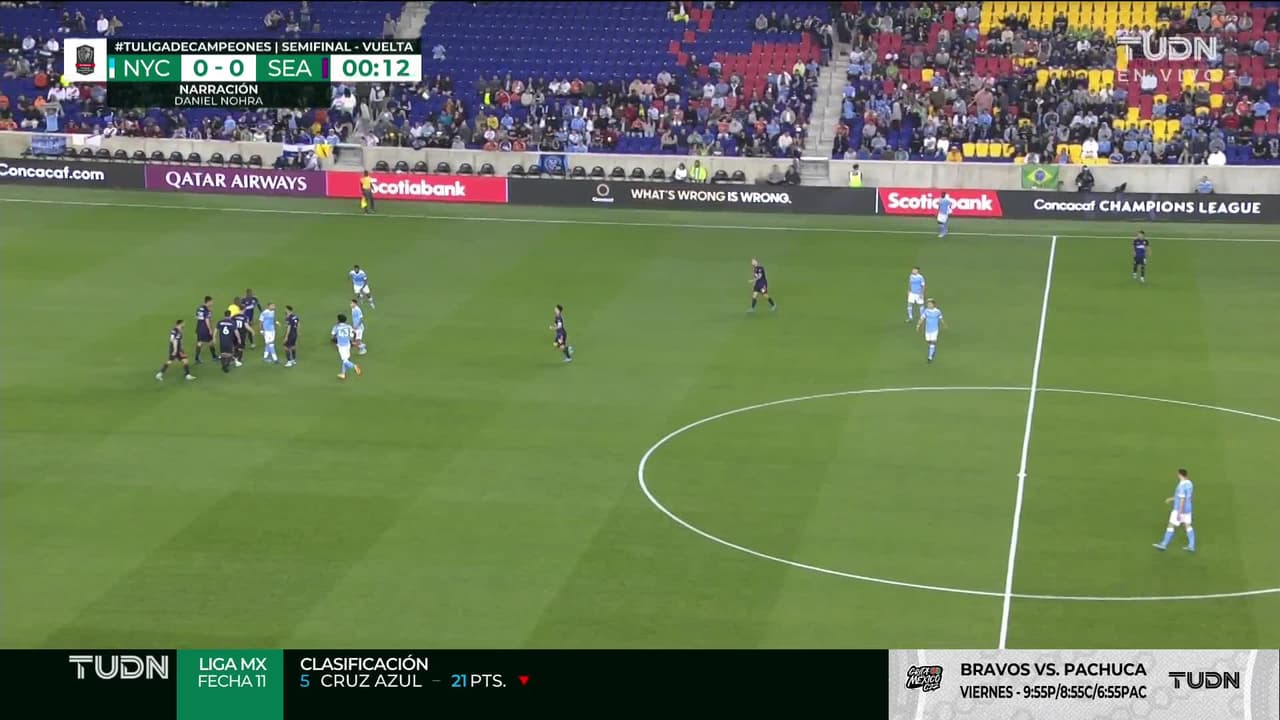 Arranca el partido y la pelota está en juego.