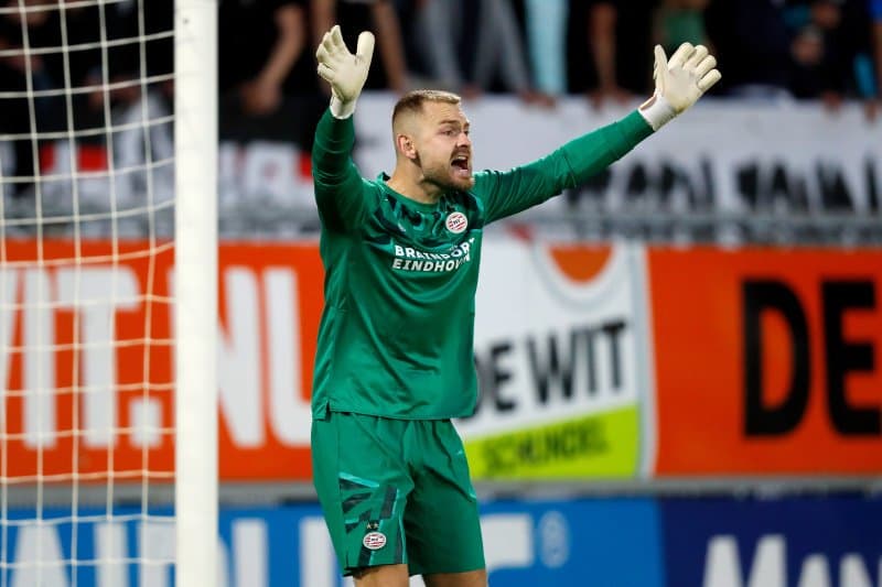 El portero del PSV trata de poner orden.