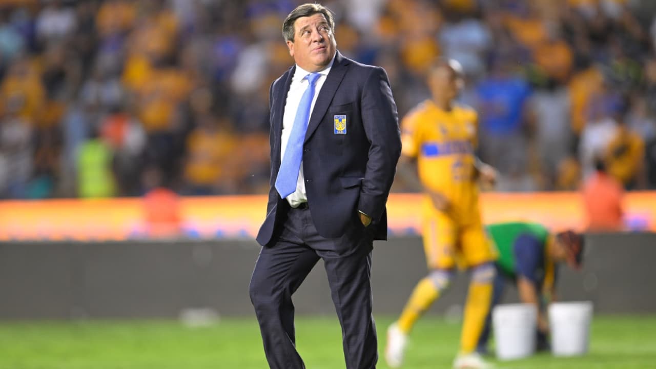 Piojo y Quiñones son recibidos con rechifla por la afición tigre