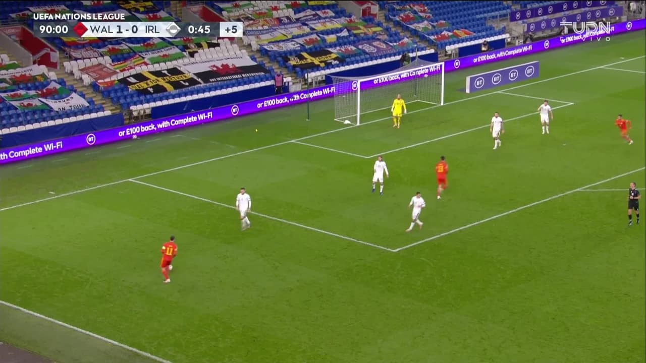 ¡TIRO ATAJADO! disparo por Kieffer Moore.