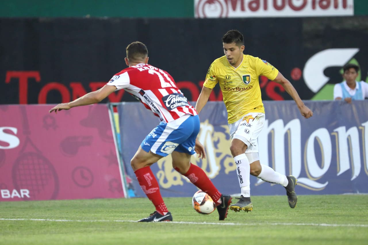 Bryan Colula (der) conduce el esférico durante el juego de Ida de la Semifinal del Clausura 2019 del Ascenso para Venados de Mérida.
