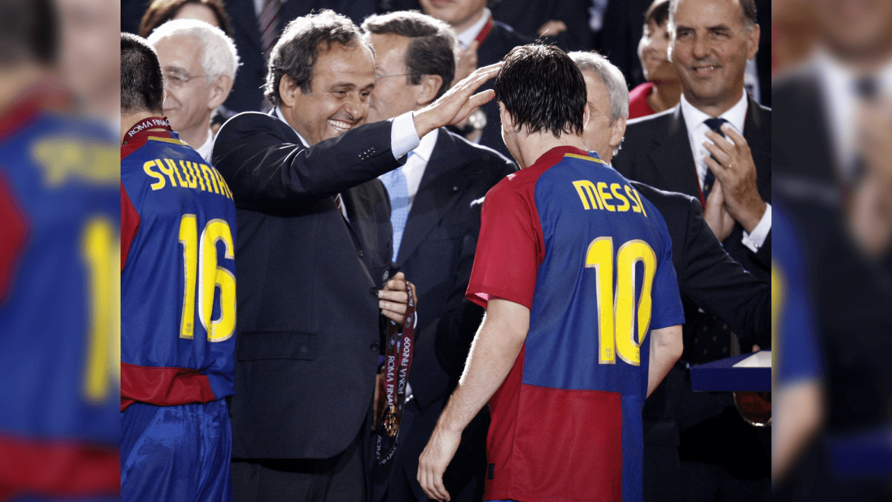 <b>Platini le entregó a Messi la medalla</b>
<br>El dirigente francés fue el encargado de colgar la medalla a Messi.