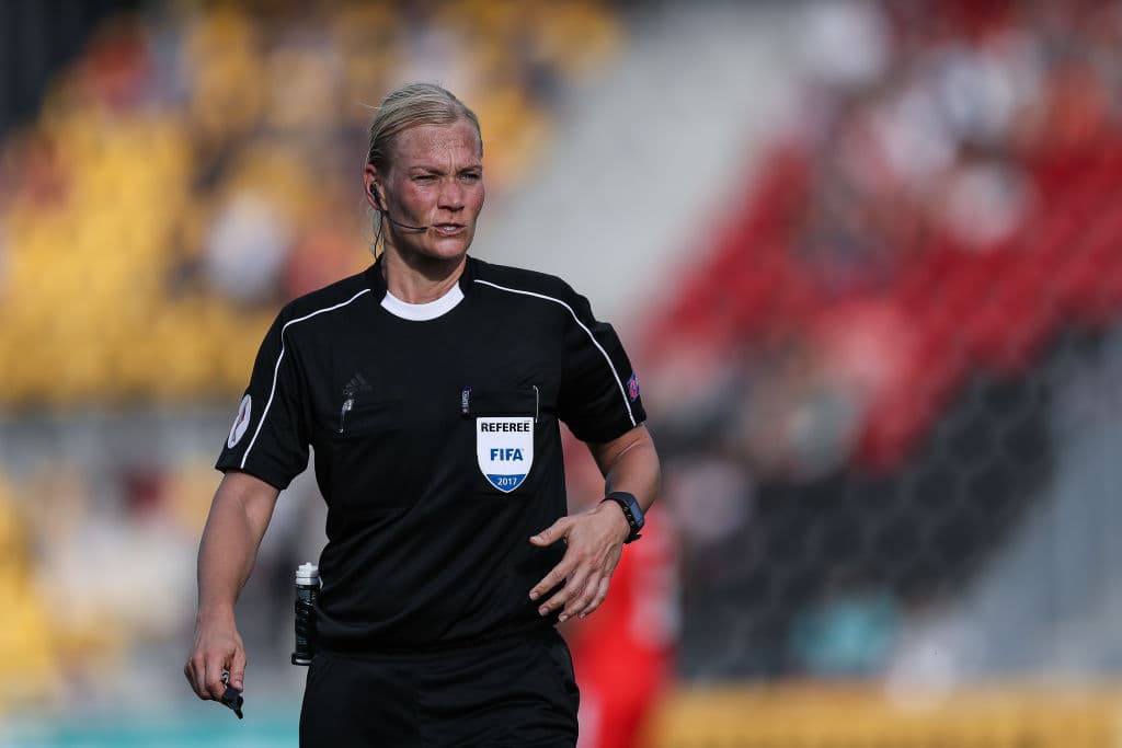 <b>Bibiana Steinhaus, 2017</b>
<br>Mujer apasionada del futbol logró ser la primera árbitro mujer en la Bundesliga de primera división y en Alemania. Ha arbitrado durante la Copa Mundial Femenil Sub-20 en 2008, la Eurocopa femenina, Copa Mundial femenina 2011 y los Juegos Olímpicos de Londres 2012, así como la final de la UEFA Champions League femenina.