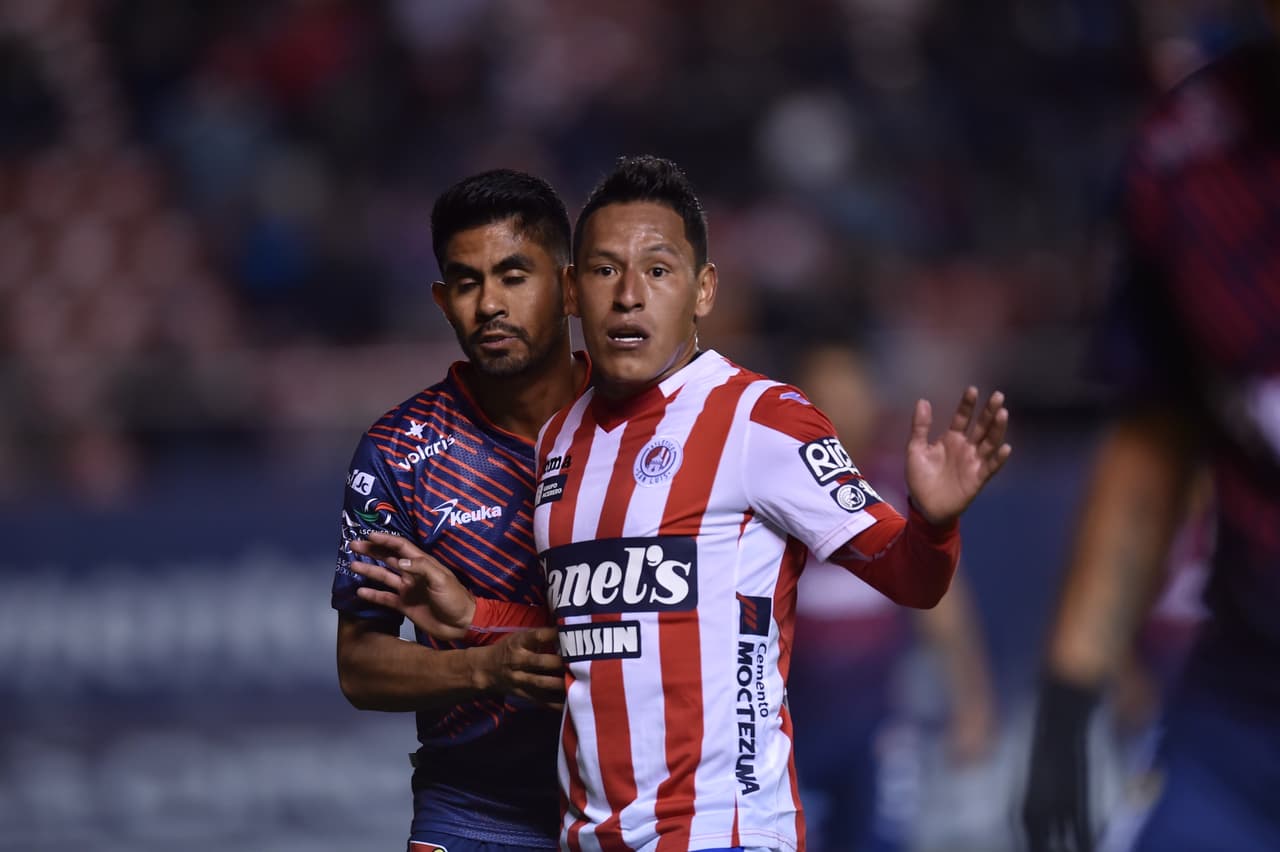 Empezaban también, producto de una mejor estrategia, a tener ocasiones a balón parado en tres cuartos de cancha, buscando abrir el marcador.