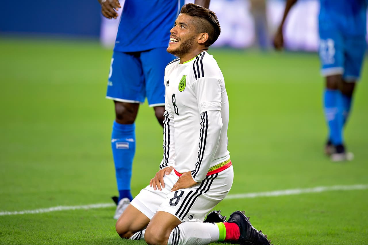 Jonathan Dos Santos: El volante mexicano fue de los elementos del Tricolor más participativos, intentó generar el gol con disparos lejanos que taparon los defensas guatemaltecos y con centros buscando a Peralta o Vela. Calificación: 8.