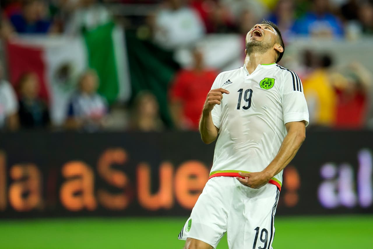 Oribe Peralta: Estuvo falto de tino, el delantero no pudo salir de la marca de los defensores guatemaltecos más que en dos oportunidades y en una de ellas remató mal al arco rival dejándole la bola a modo al portero. Calificación: 6.