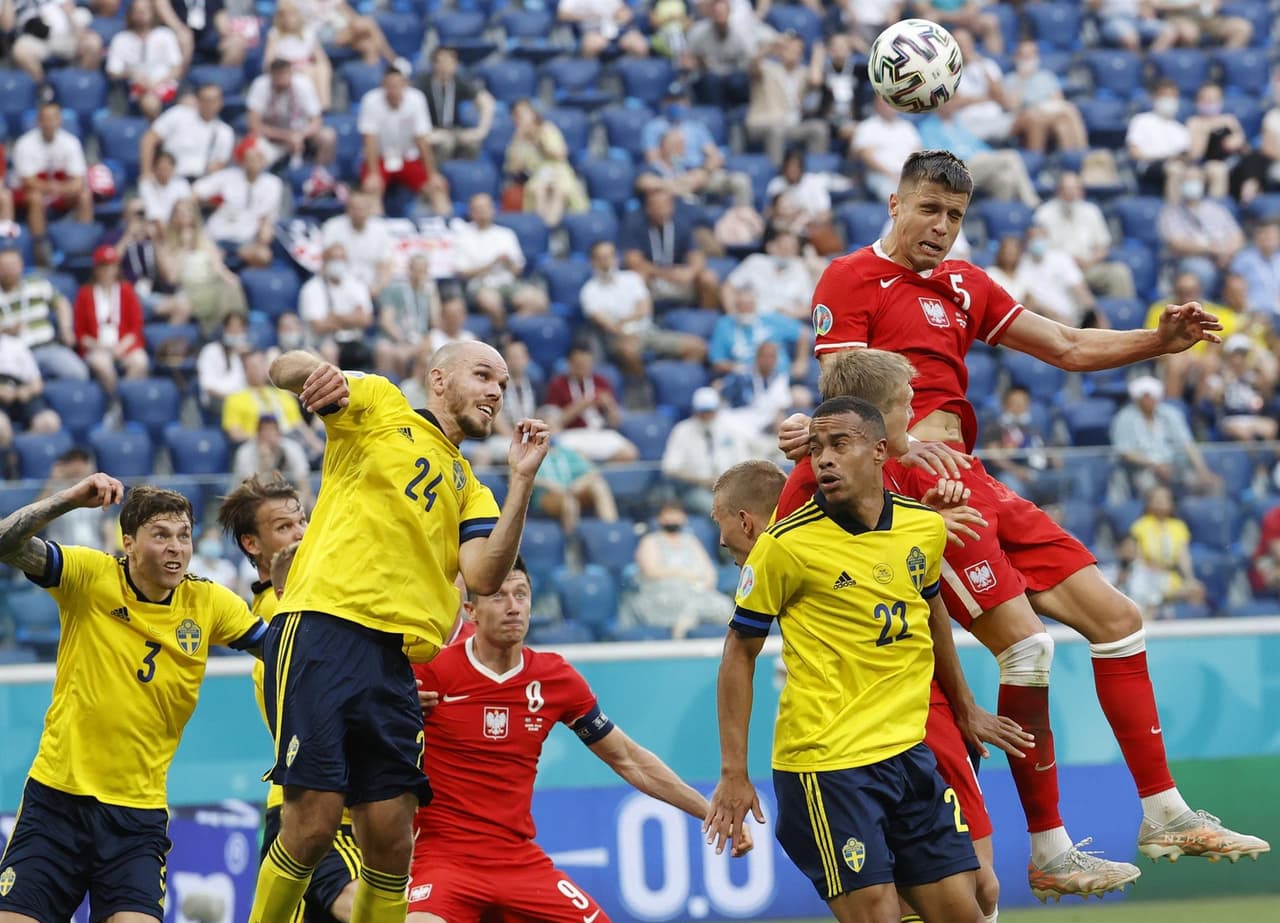 Suecia, de último minuto, derrota a Polonia 3-2 en el Grupo E de la Euro 2020 y califica como primer lugar a Octavos. Emil Forsberg anotó doblete durante el encuentro y Viktor Claesson se encargó de anotar el tercer tanto, mientras que los goles de Robert Lewandowski no le alcanzó a la escuadra polaca y queda fuera de la competencia.
