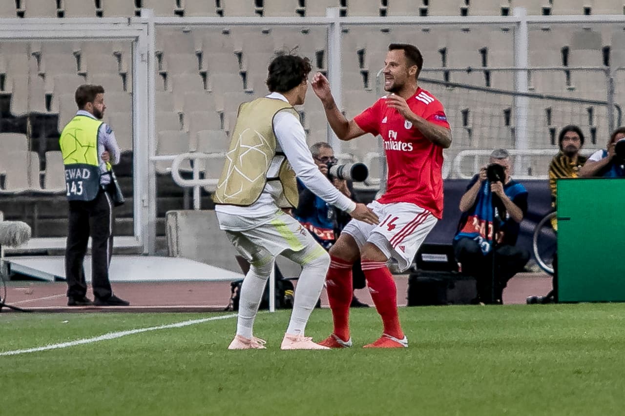 El suizo aprovechó un rebote que dejó el portero griego para enviar la pelota al fondo del arco.