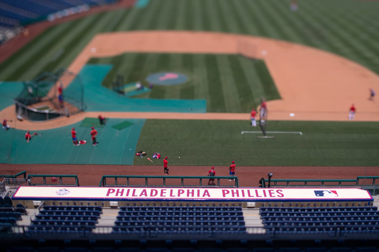 Los 
<i>Phillies </i>entrenaron nuevamente este viernes por primera vez desde que los sitios de entrenamiento de las Grandes Ligas fueran cerrados el 13 de marzo por la pandemia de coronavirus.