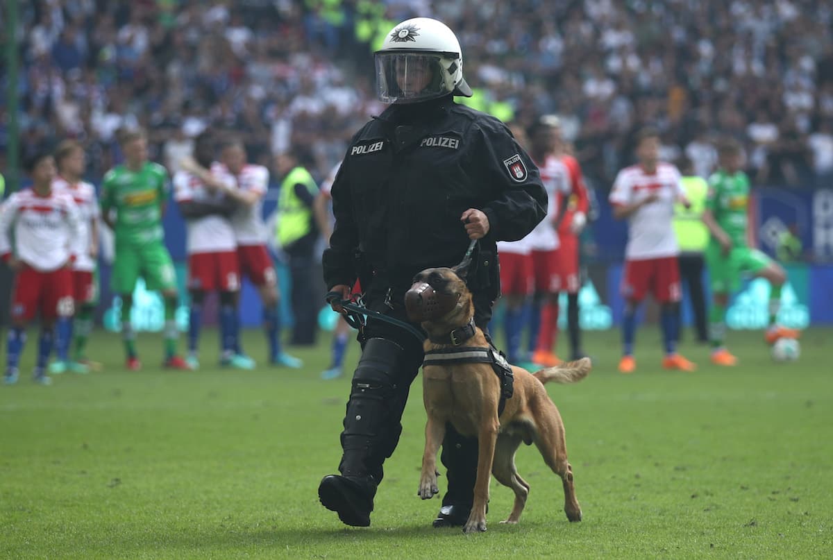 Hamburgo necesitaba ganar y esperar a que el Wolfsburgo cayera con el Colonia. El triunfo de ellos llegó pero su rival por la permanencia goleó y con eso los mandó a la Bundesliga.2. Al finalizar el partido los aficionados locales protagonizaron fuertes disturbios en las tribunas que obligaron a la fuerza policial a ingresar al campo con perros y caballos para controlarlos.