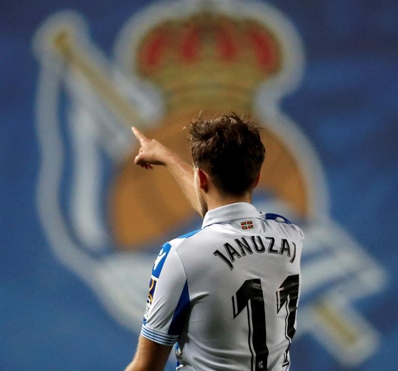 Así fue como al minuto 27 del primer tiempo, Adnan Januzaj aprovechó un pase de David Zurutuza para poner el 2-0 en el partido.