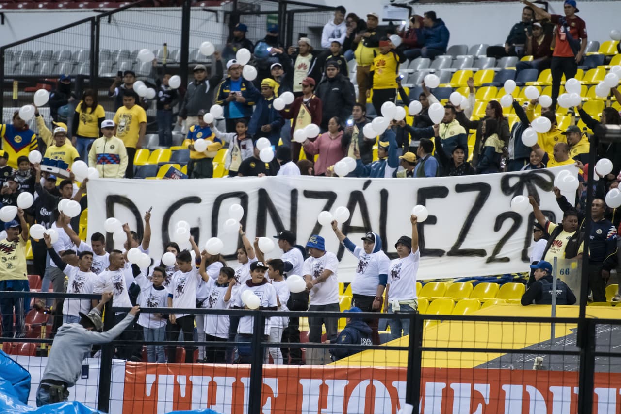 La afición de las Águilas también reconoció a Diana González con una manta con su nombre.