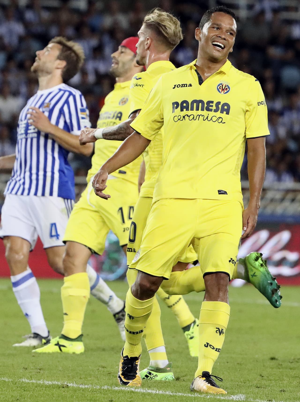 Las pocas opciones de pisar el área no eran fructíferas, y el 'cafetero' se lamentaba. Salió al minuto 70.