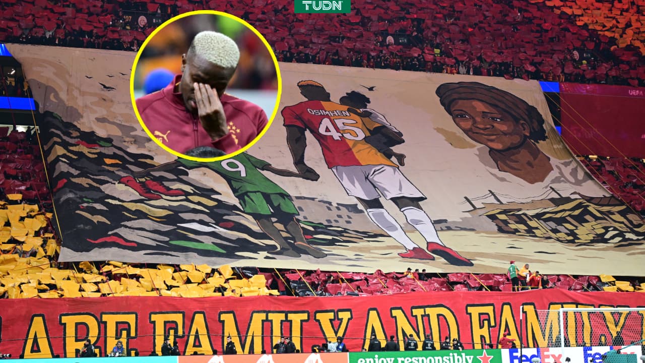 Osimhen llora al ver tifo dedicado a su madre fallecida en Champions League