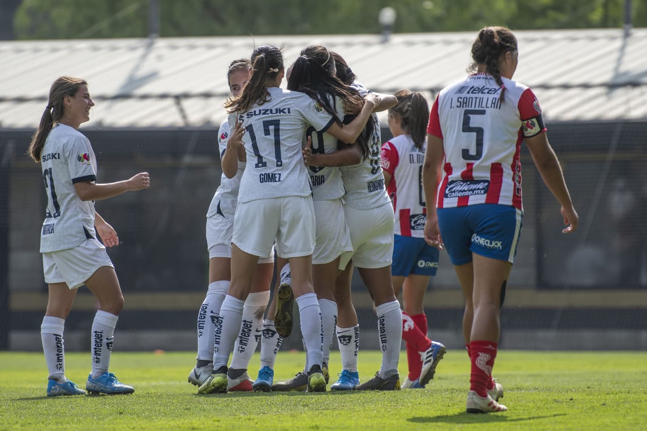 En una ofensiva universitaria, y tras la desatención de la defensa del San Luis, Estéfany Hernández abrió el marcador para las de casa.