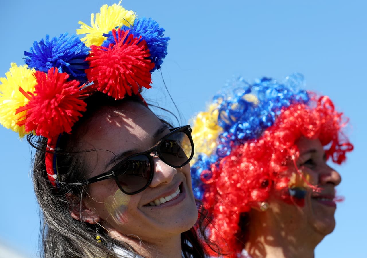Samara (Russian Federation), 28/06/2018.- Supporters of Colombia arrive for the FIFA World Cup 2018 group H preliminary round soccer match between Senegal and Colombia in Samara, Russia, 28 June 2018. (RESTRICTIONS APPLY: Editorial Use Only, not used in association with any commercial entity - Images must not be used in any form of alert service or push service of any kind including via mobile alert services, downloads to mobile devices or MMS messaging - Images must appear as still images and must not emulate match action video footage - No alteration is made to, and no text or image is superimposed over, any published image which: (a) intentionally obscures or removes a sponsor identification image; or (b) adds or overlays the commercial identification of any third party which is not officially associated with the FIFA World Cup) (Mundial de Fútbol, Rusia) EFE/EPA/TATYANA ZENKOVICH EDITORIAL USE ONLY